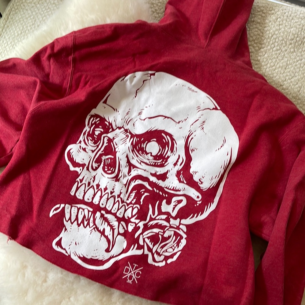 Cropped Fleece Hoodie with Skull and Roses